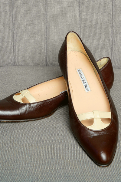 MANOLO BLAHNIK LEATHER BALLET FLATS IN BROWN
