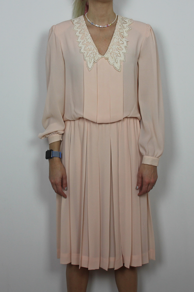 Pink long sleeve pleated dress with lace collar