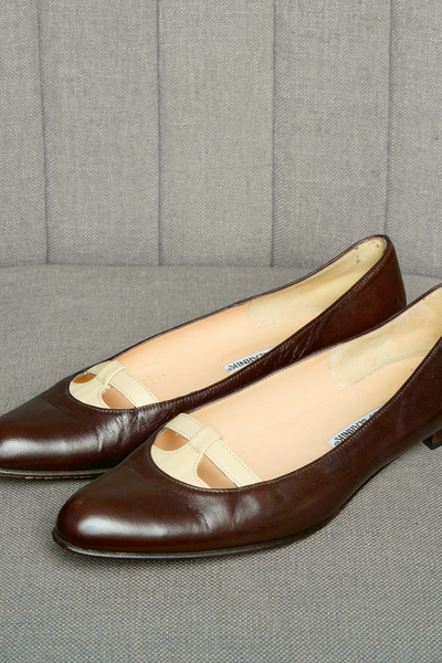 MANOLO BLAHNIK LEATHER BALLET FLATS IN BROWN