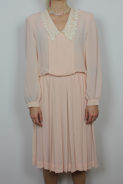 Pink long sleeve pleated dress with lace collar
