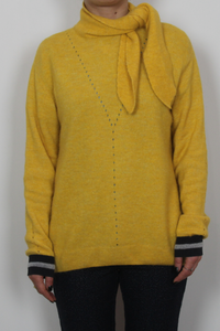 sita murt/ yellow sweater
