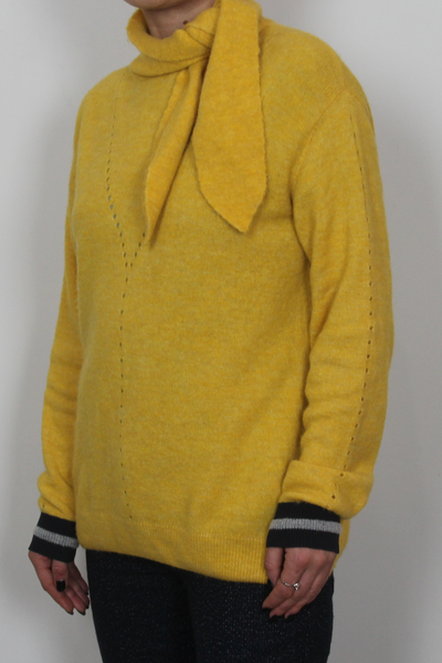 sita murt/ yellow sweater