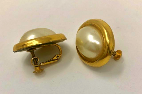 Lovely Vintage Gold Tone Faux Pearl Screw on Earrings Signed Napie